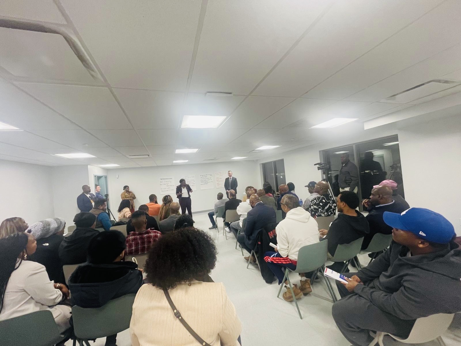 Des leaders de la communauté haïtienne réunis à Mattapan pour discuter des opportunités liées à la Coupe du Monde