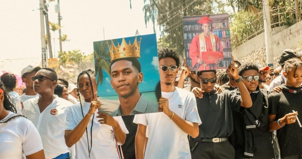 Chapelle ardente et colère collective dans la marche pour dénoncer l’assassinat de Wanderson Zamy