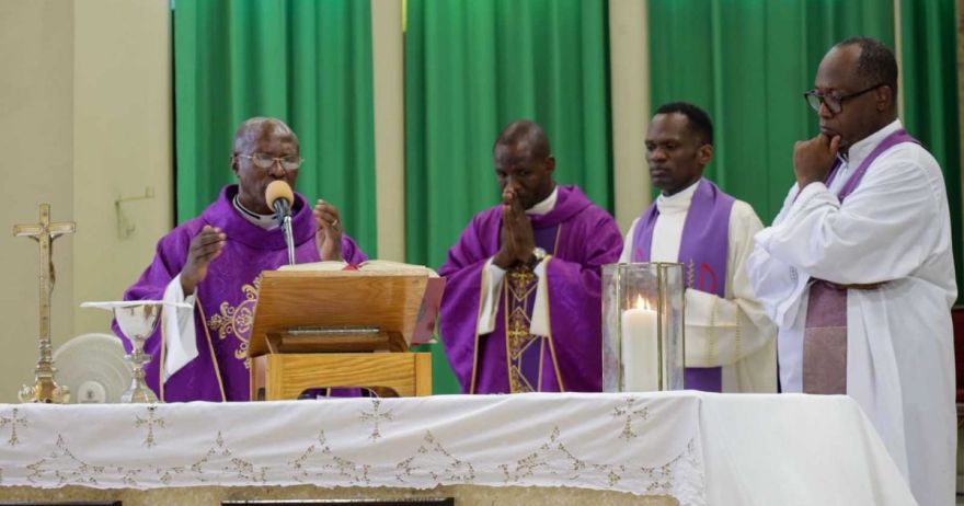 Église Saint-Pierre de Pétion-Ville : vive émotion aux obsèques de Zamy Wanderson, tué par une balle perdue devant le MENFP