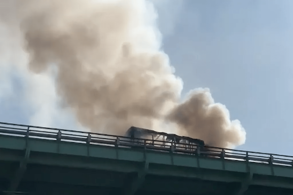 New York – Brooklyn Bridge paralysé vendredi par l’incendie d’un bus scolaire