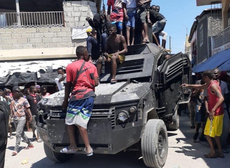 Haïti | Les policiers de Village-de-Dieu sont-ils morts en vain en 2021 après l’amnistie de facto accordée à Izo ‘5 segond’ par le CPT et Fils-Aimé ?
