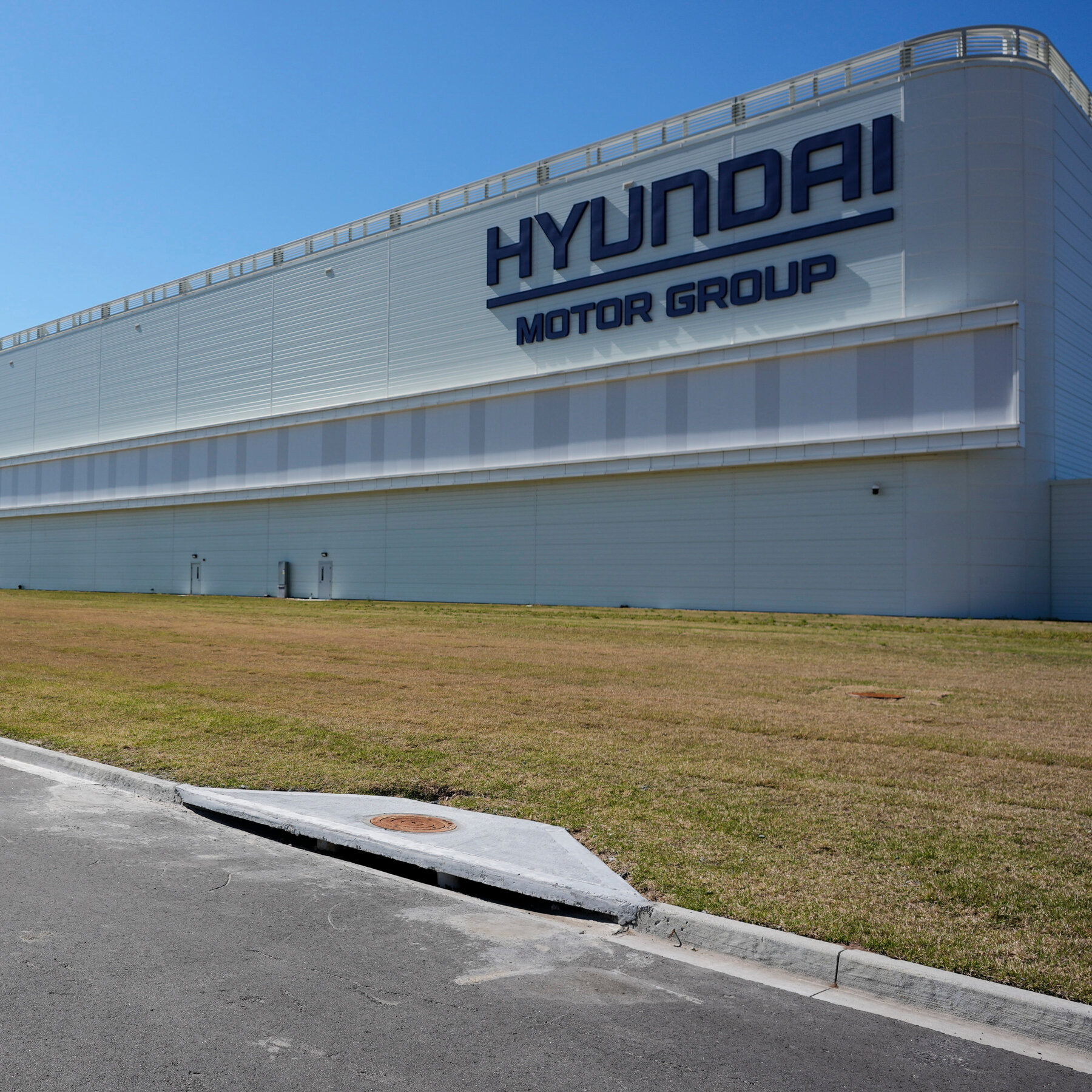 South Koreans Are Among Hundreds Detained in Immigration Raid at Hyundai E.V. Plant