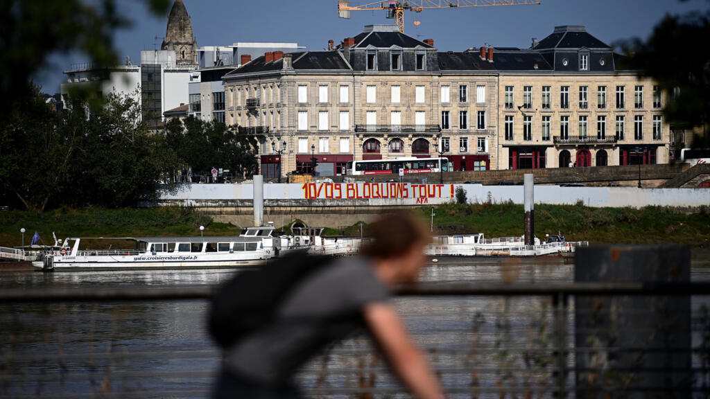 Foreign actors amplifying calls to 'block everything' in France