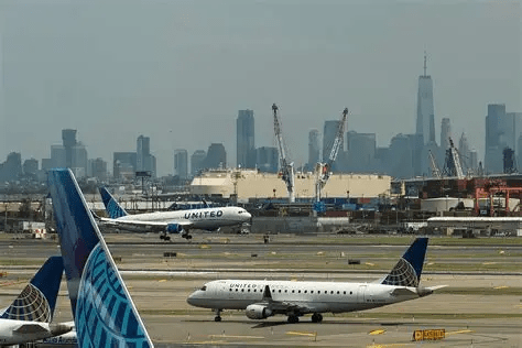 United Airlines recrute 2 500 employés à Newark et adopte le carburant durable