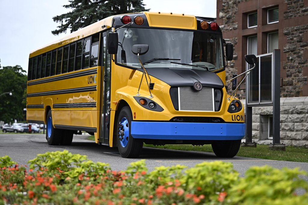 Lion school bus woes should make Quebec revisit electrification plan, critics say