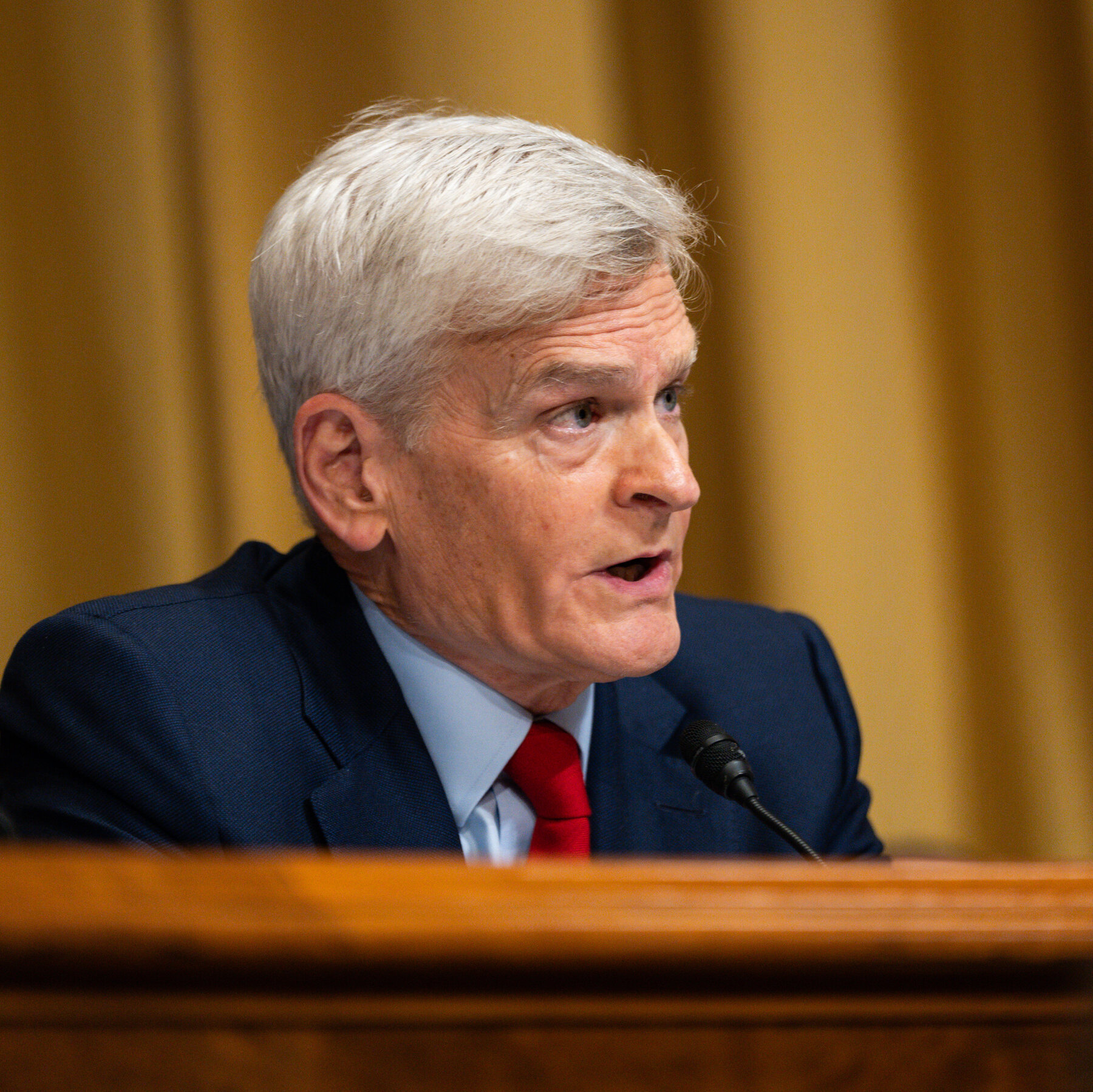 Cassidy, His Job in Peril, Scrutinizes Kennedy on Vaccines