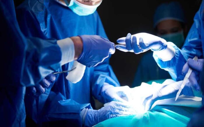 Un médecin abandonne son patient anesthésié en pleine chirurgie pour avoir des relations sexuelles avec une infirmière pendant 8 minutes