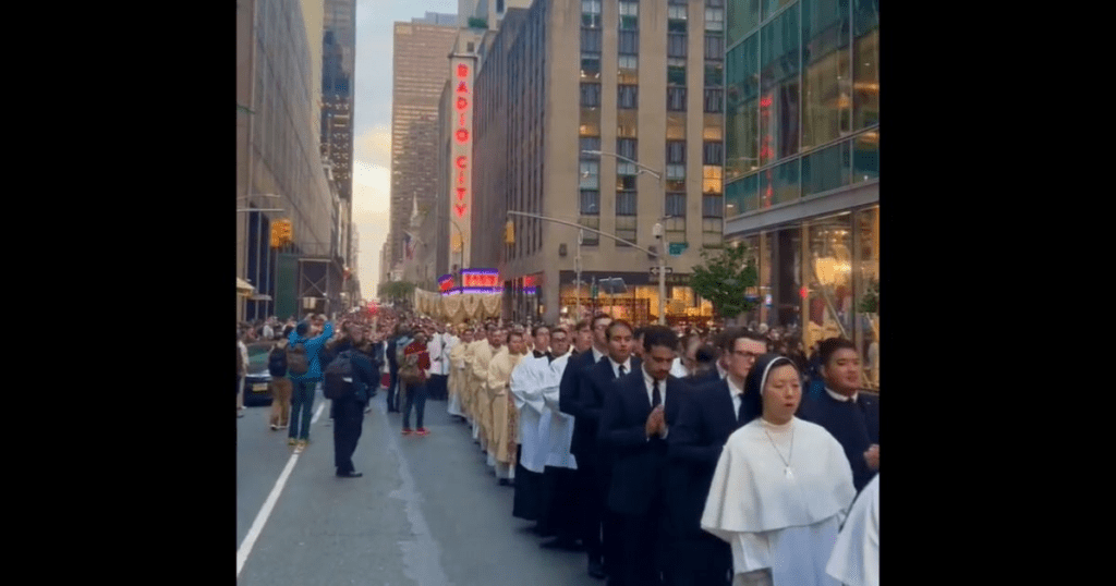 New York : environ 10 000 catholiques défilent pour la paix