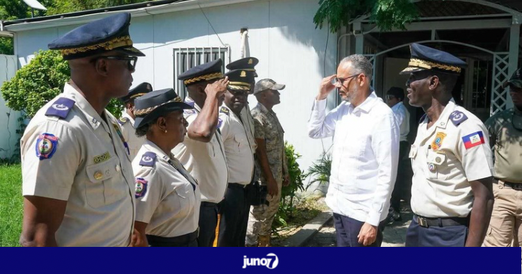 Le Premier ministre rend hommage aux policiers tués dans l’exercice de leur fonction et remet des kits scolaires à leurs enfants