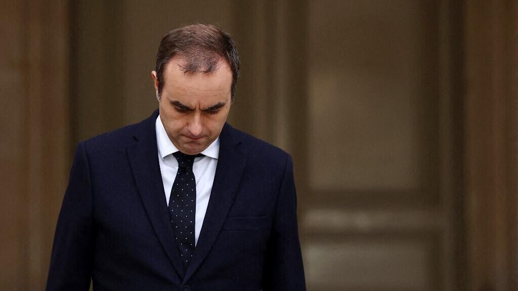 Outgoing Prime Minister Lecornu prepares for talks to unlock political gridlock
