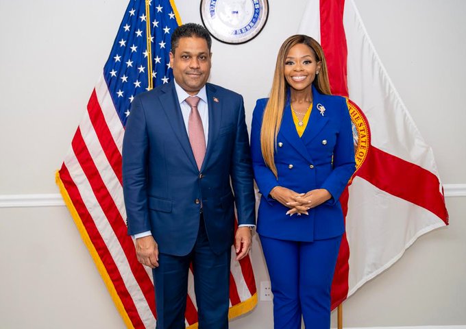 A l’affiche à Miami : Quand la ‘justice’ s’ouvre à Port-au-Prince, Son Excellence pose en Floride