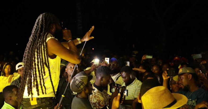 La Place Boyer vibrante d’émotion pour honorer la mémoire de Mikaben