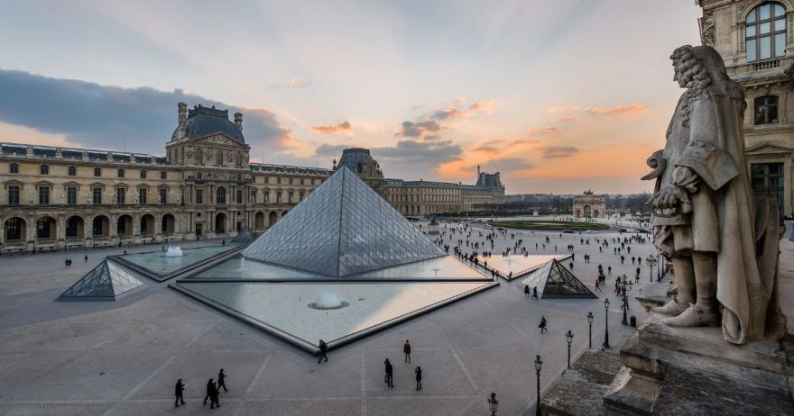Cambriolage spectaculaire au musée du Louvre : en moins de 10 minutes, huit joyaux de la Couronne volés en plein cœur de Paris