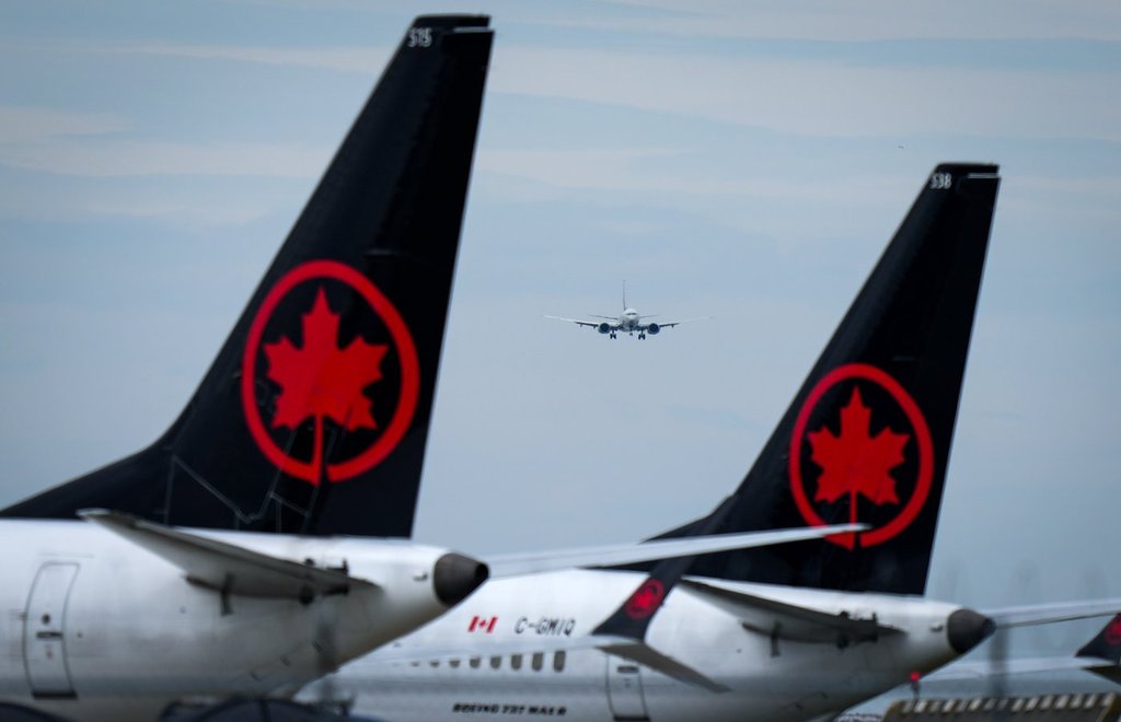 Air Canada cuts hundreds of management jobs