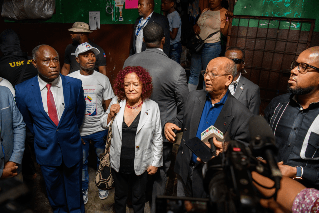 Leslie Voltaire et l’ambassadrice colombienne : la mise en scène de la misère comme politique étrangère