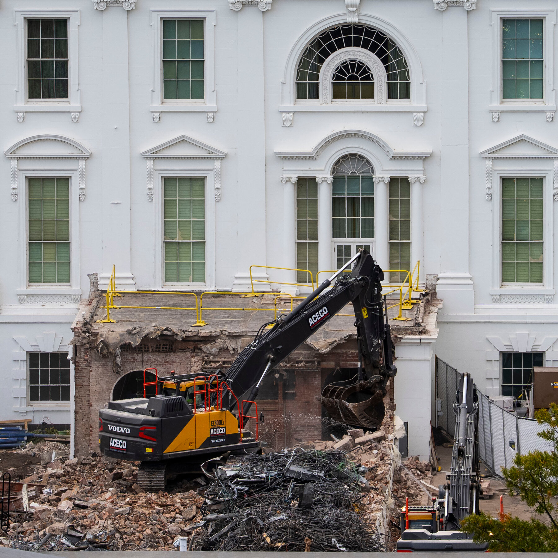 White House Fires Arts Commission Overseeing Trump’s D.C. Building Projects