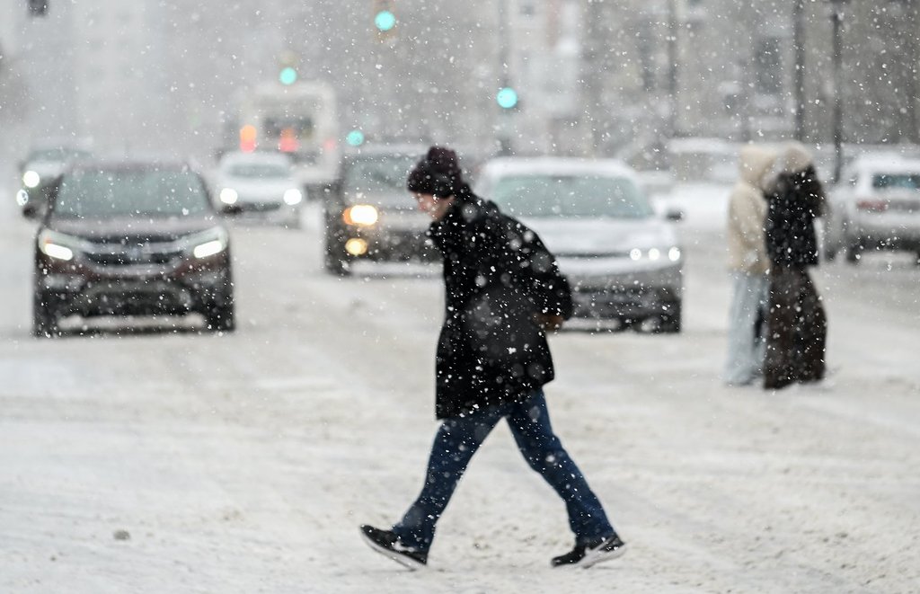 Thousands without power after 1st snowstorm of the season in Montreal