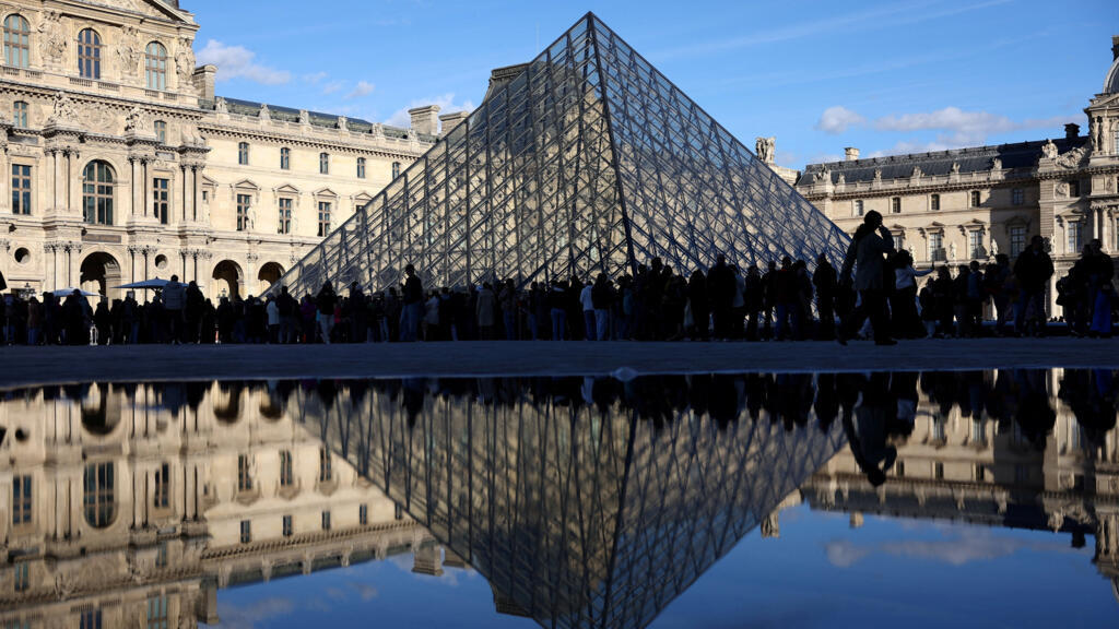 Louvre museum in Paris shuts gallery over structrual safety fears