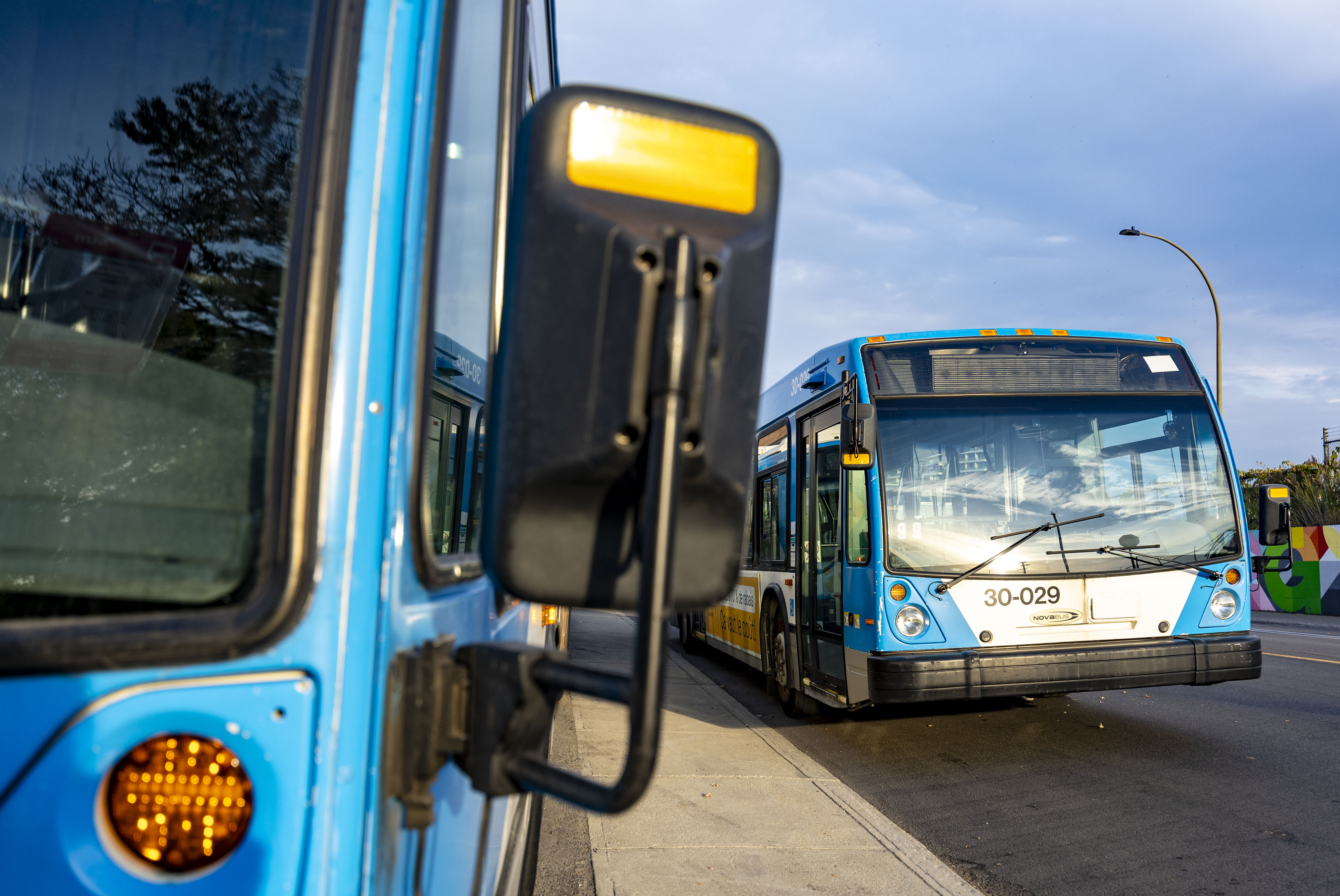 Holiday season strike begins for Montreal transit maintenance workers