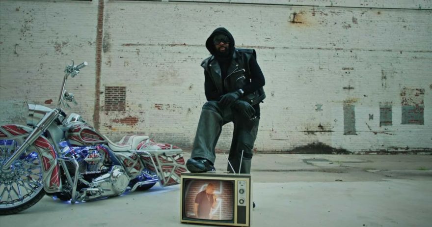 Wyclef Jean signe un retour symbolique avec le clip “Back From Abu Dhabi”