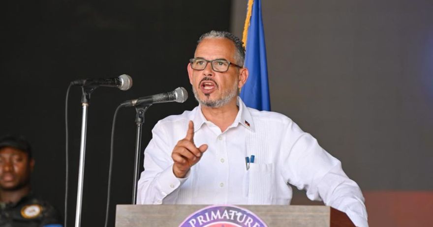 Le Premier ministre mise sur les élus locaux pour rétablir la sécurité et organiser les élections en 2026