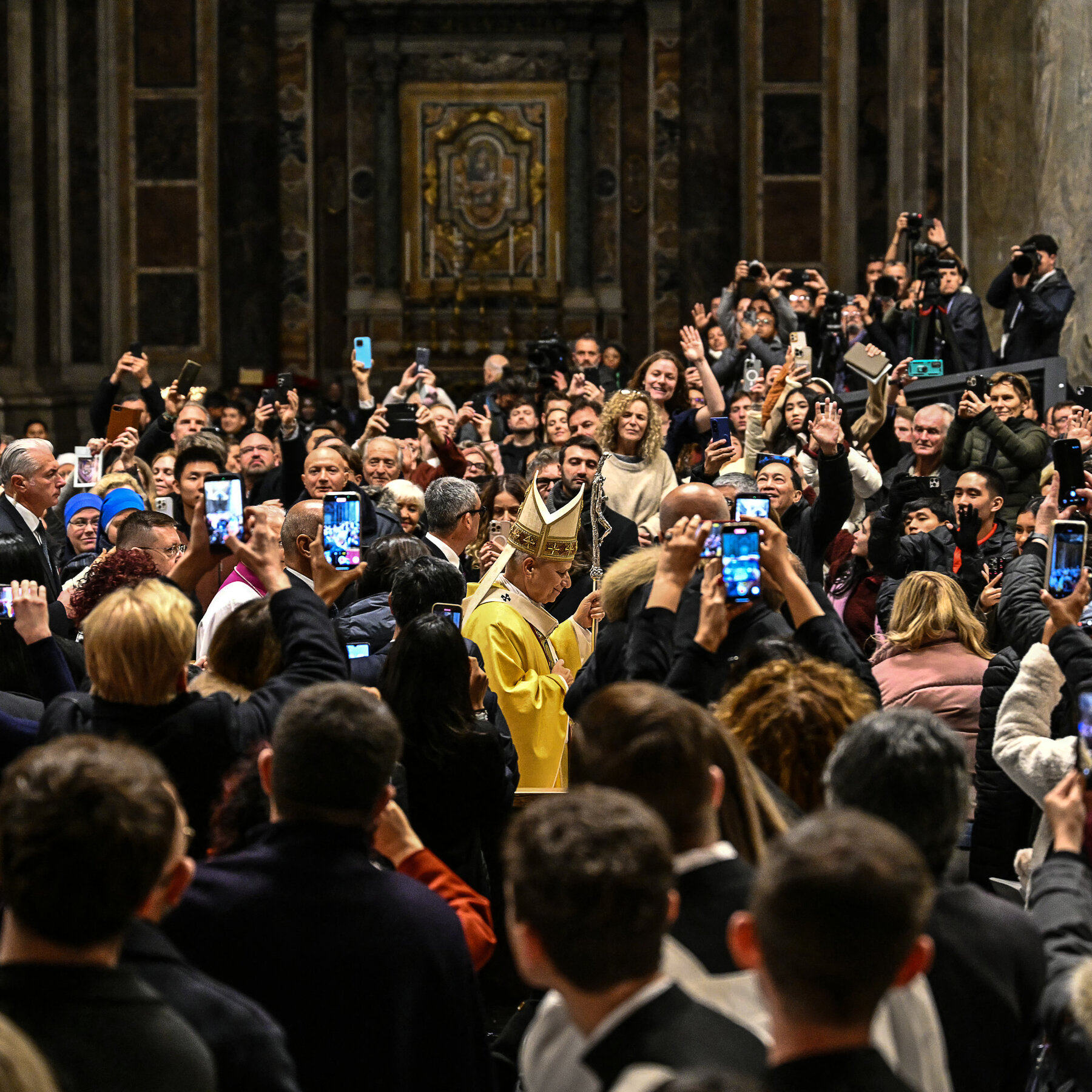 Pope Leo Surprises St. Peter’s Crowd Before Christmas Eve Mass
