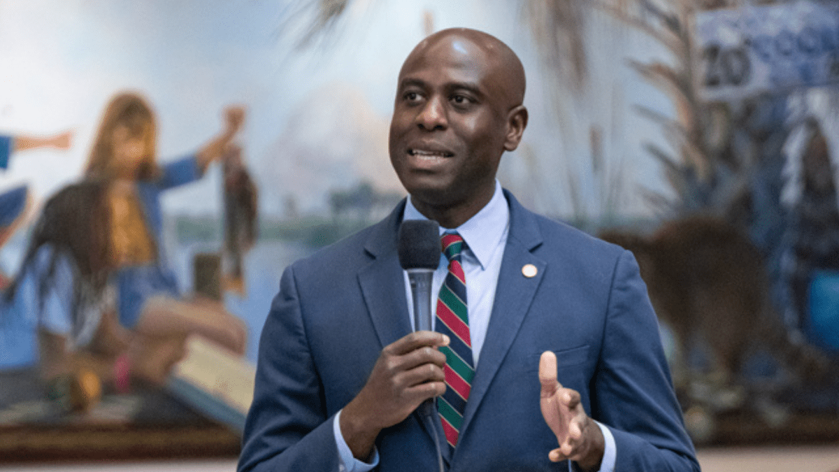 Floride : un élu haïtiano-américain propose un durcissement des sanctions migratoires, incluant l’interdiction des transferts de fonds
