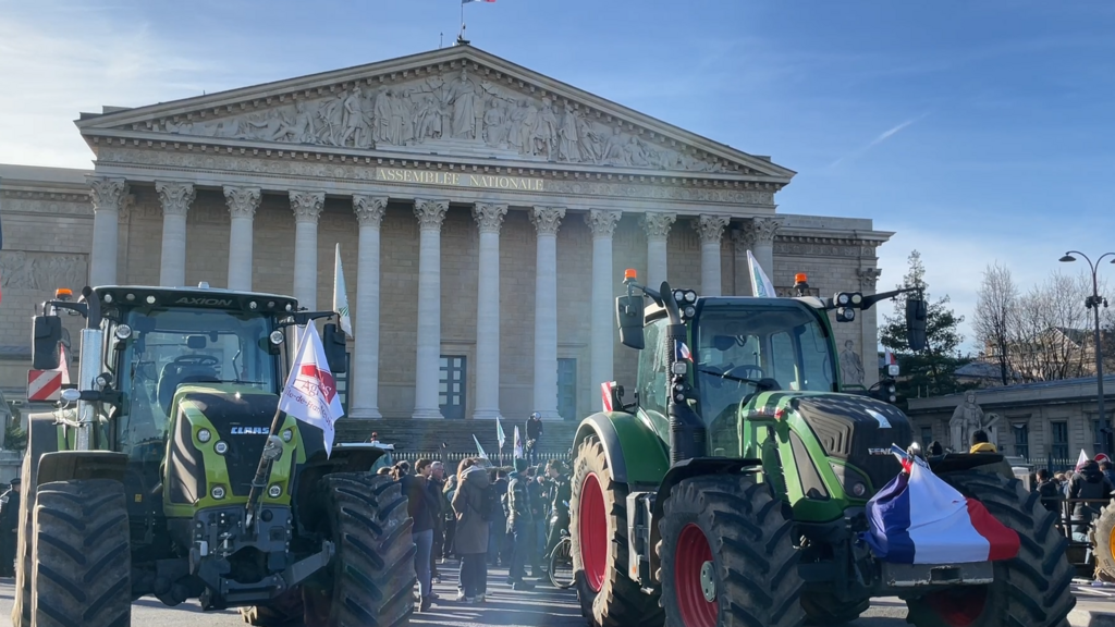 Angry farmers protest in Paris