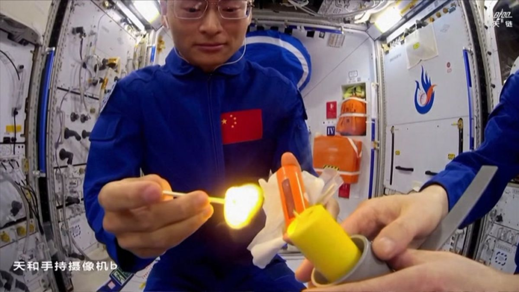 Vidéo. Un astronaute chinois allume une bougie dans l’espace pour illustrer la combustion en microgravité