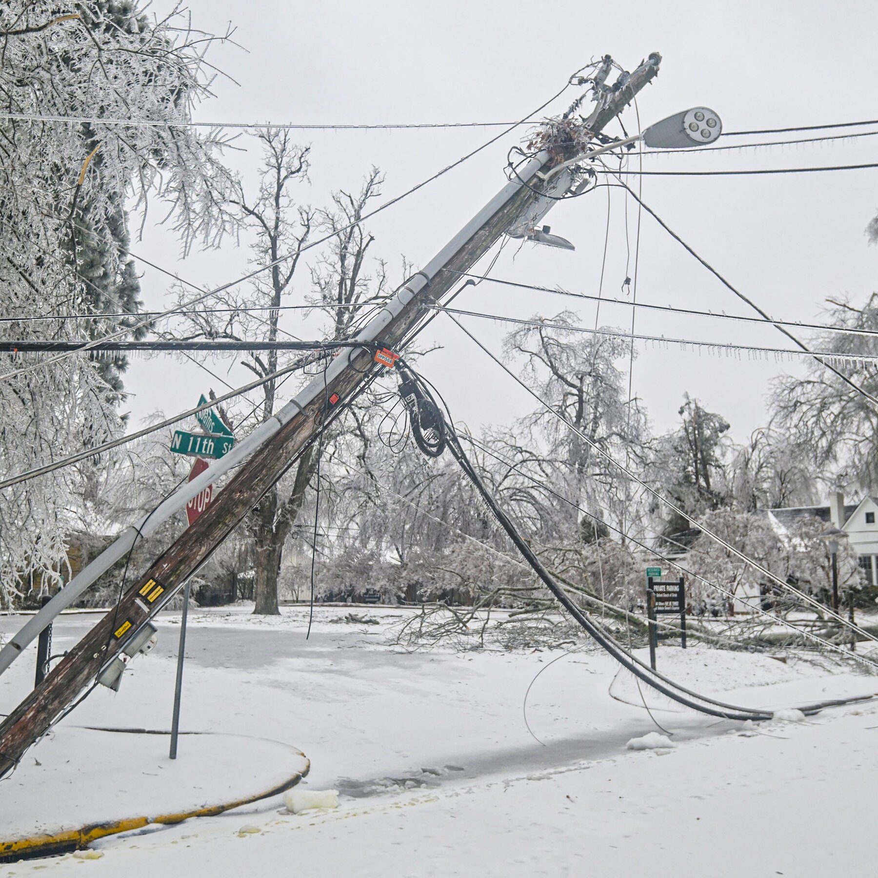 Ice Storm Leaves Thousands Without Power in a Mississippi County