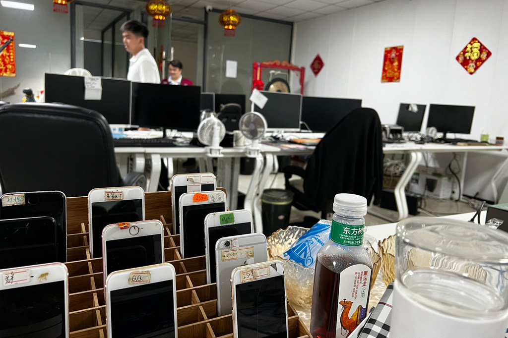 Derrière l’arnaque en ligne, un système mondial de traite des êtres humains