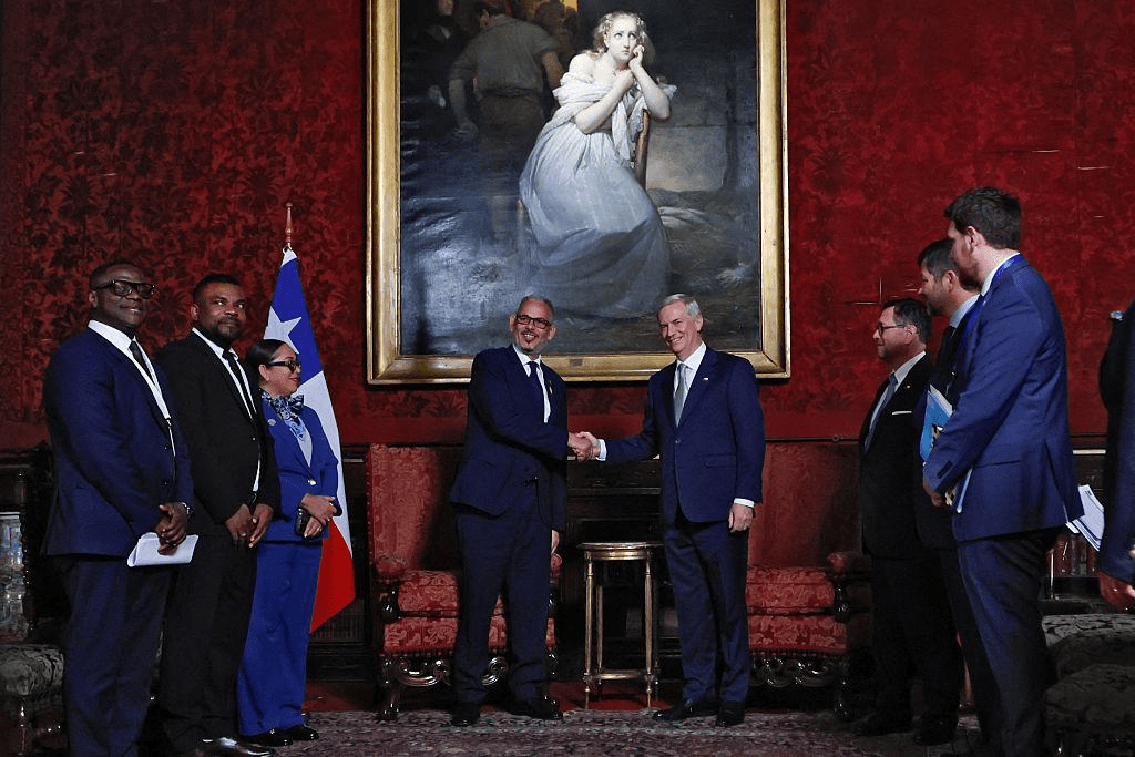 Cérémonie d’investiture au Chili : Alix Fils-Aimé, seul dirigeant de doublure à la tête d’une délégation parmi les dignitaires étrangers