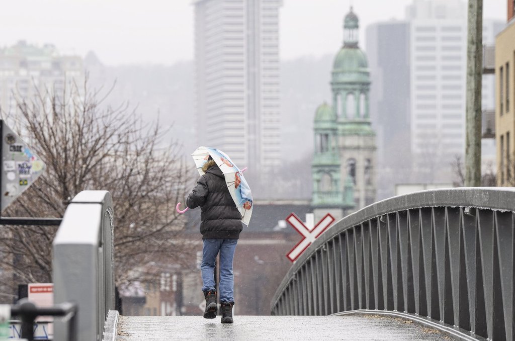 More than 200K Quebec homes without power after ice storm