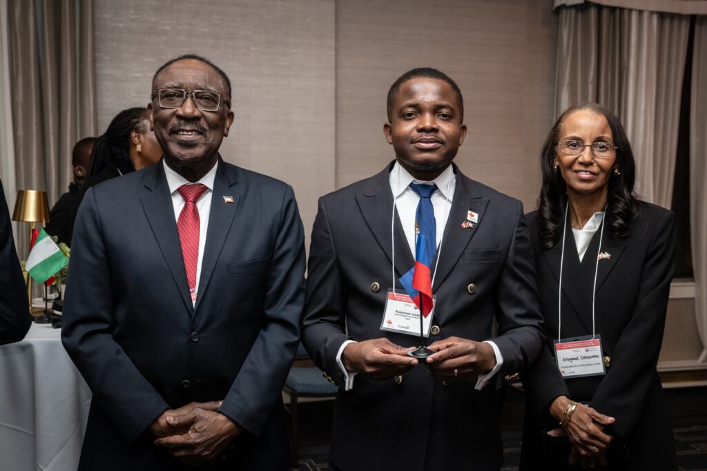 Un boursier haïtien participe au voyage d’étude « Comprendre le Canada » à Ottawa