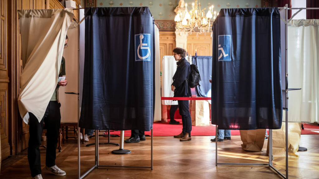 Macron warns extremes pose danger to France ahead of final mayoral vote