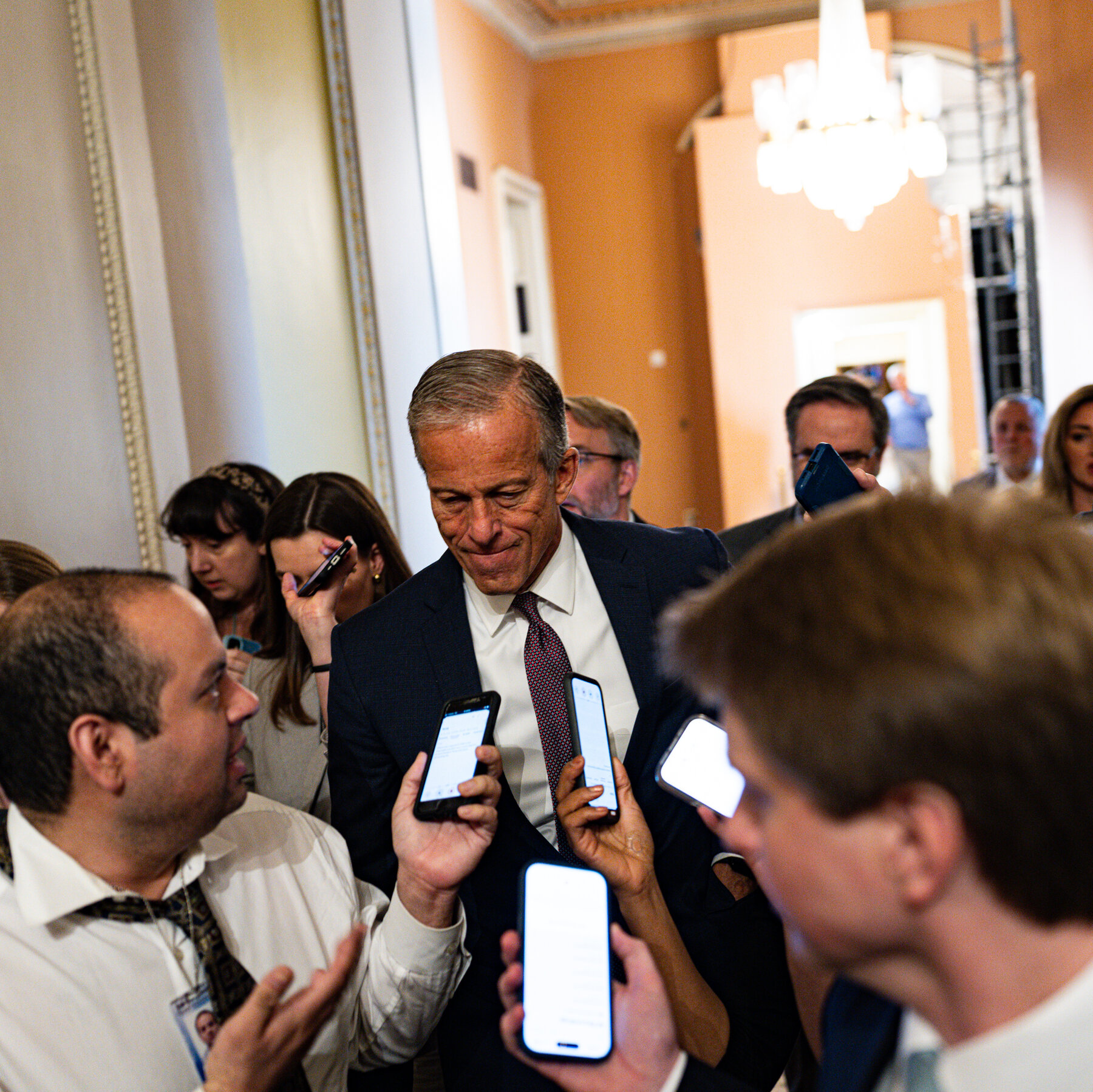 Trump Says He Will Sign an Order to Pay T.S.A. Agents