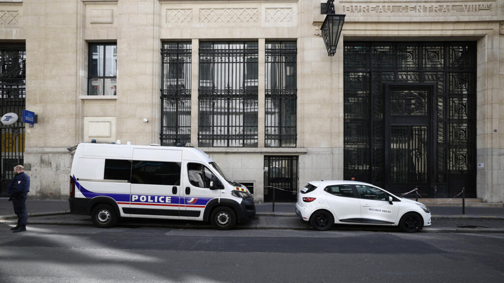 France charges four over failed attack on US bank