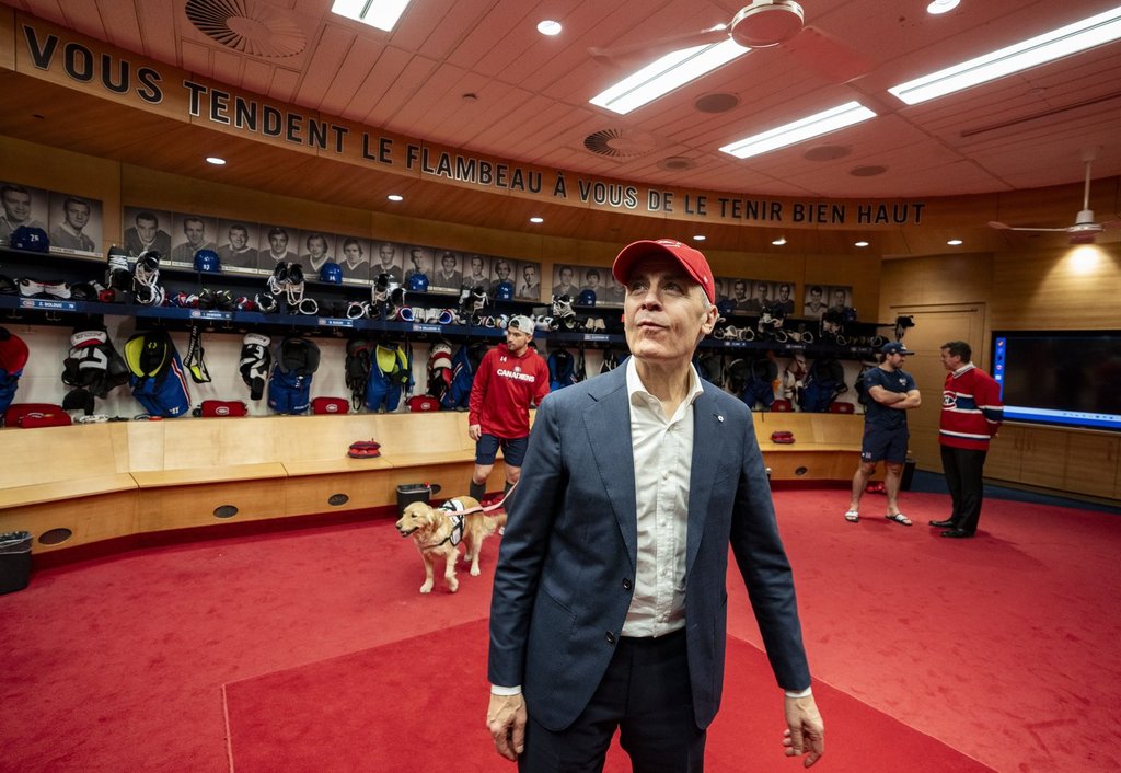 PM Mark Carney visits Canadiens’ dressing room