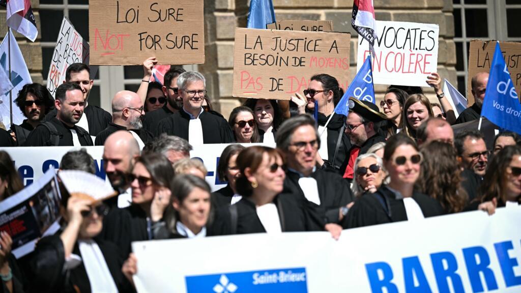 French lawyers protest justice reform introducing plea bargains