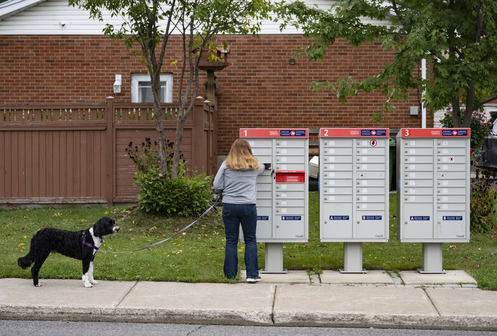 Canada Post lays out 5-year plan to convert to community mailbox delivery