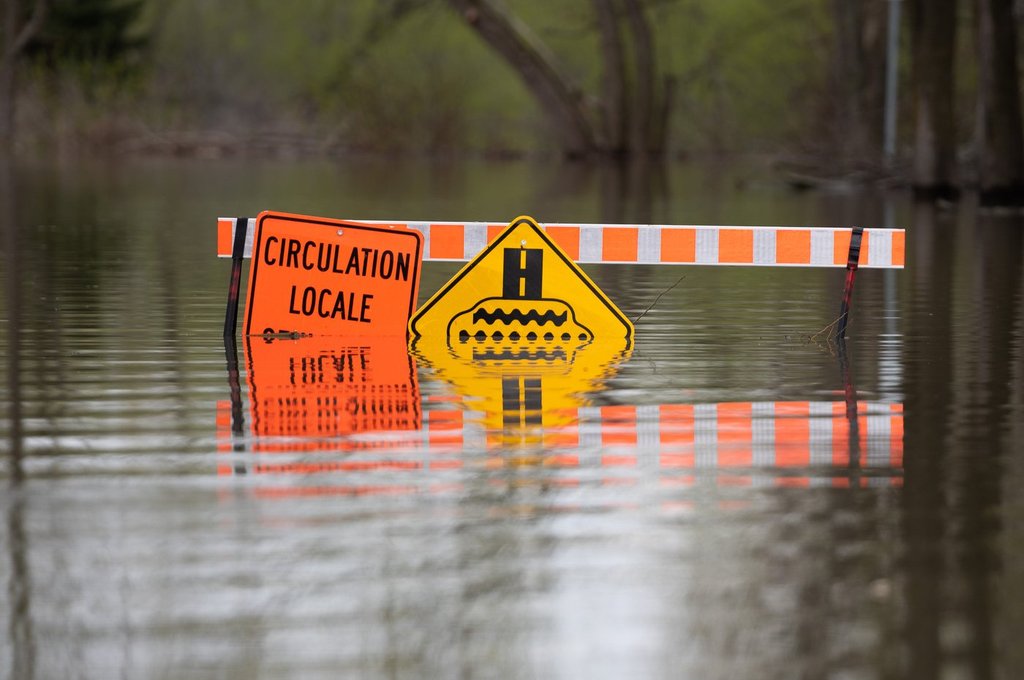 St-Jérôme, Que., closes bridge, distributes sandbags as water levels rise