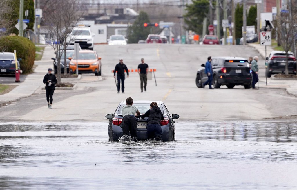 Water levels on Ottawa River expected to peak as spring flood concerns grow