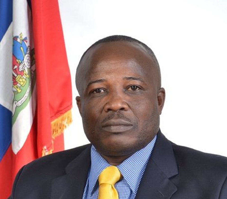 Port-au-Prince : l’ancien sénateur Desras questionne un “enchaînement de crises” autour de la fermeture de l’aéroport