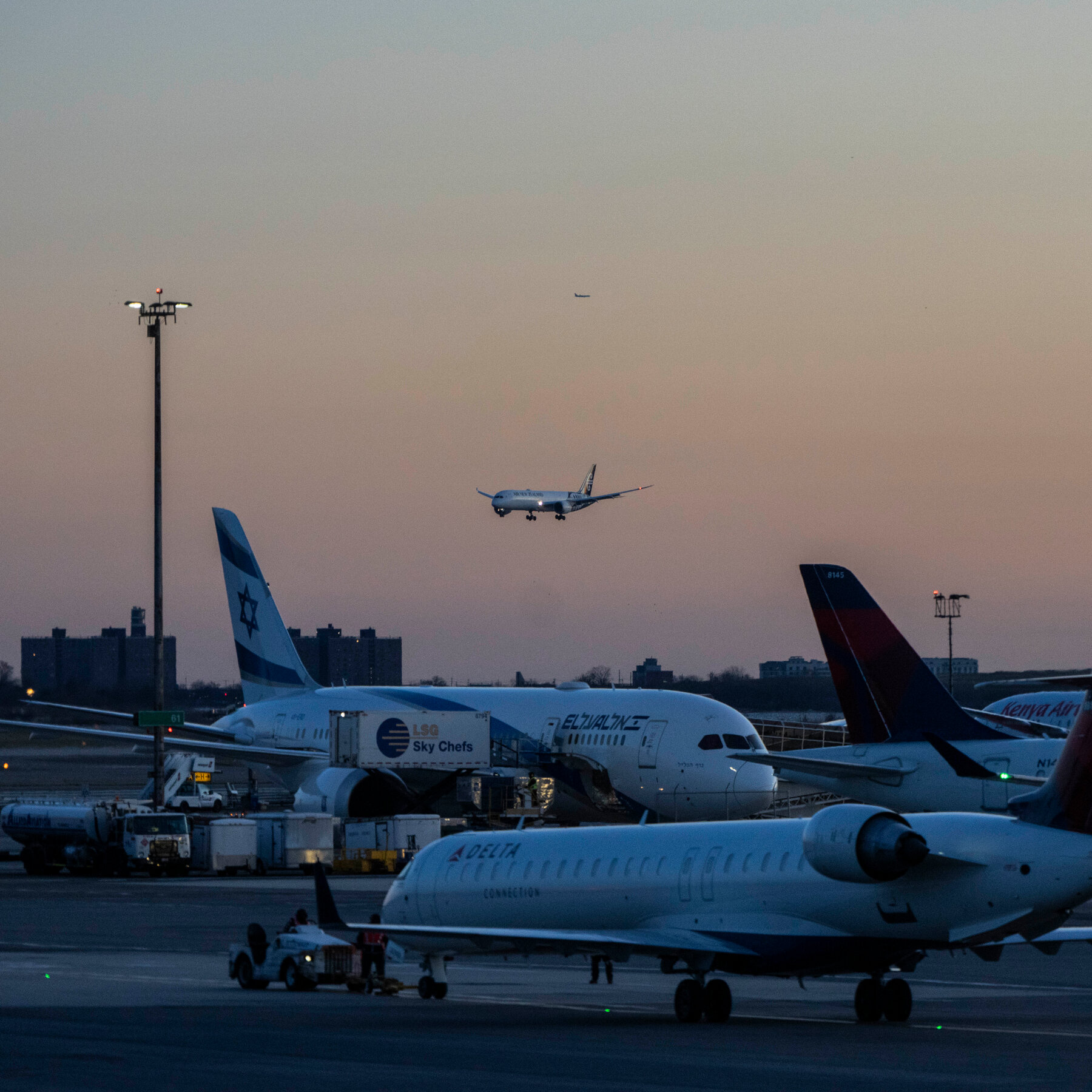 F.A.A. Investigates Near Miss Between Passenger Jets at J.F.K. Airport