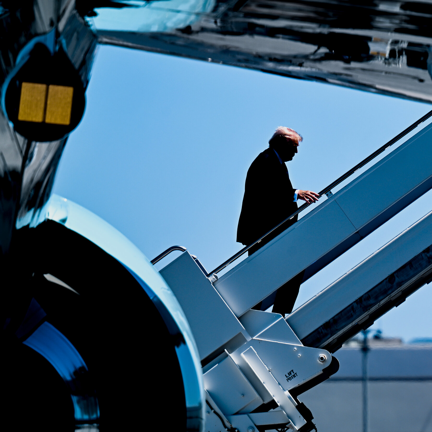 Republicans Brace for Brutal Midterms as Trump’s Popularity Slips