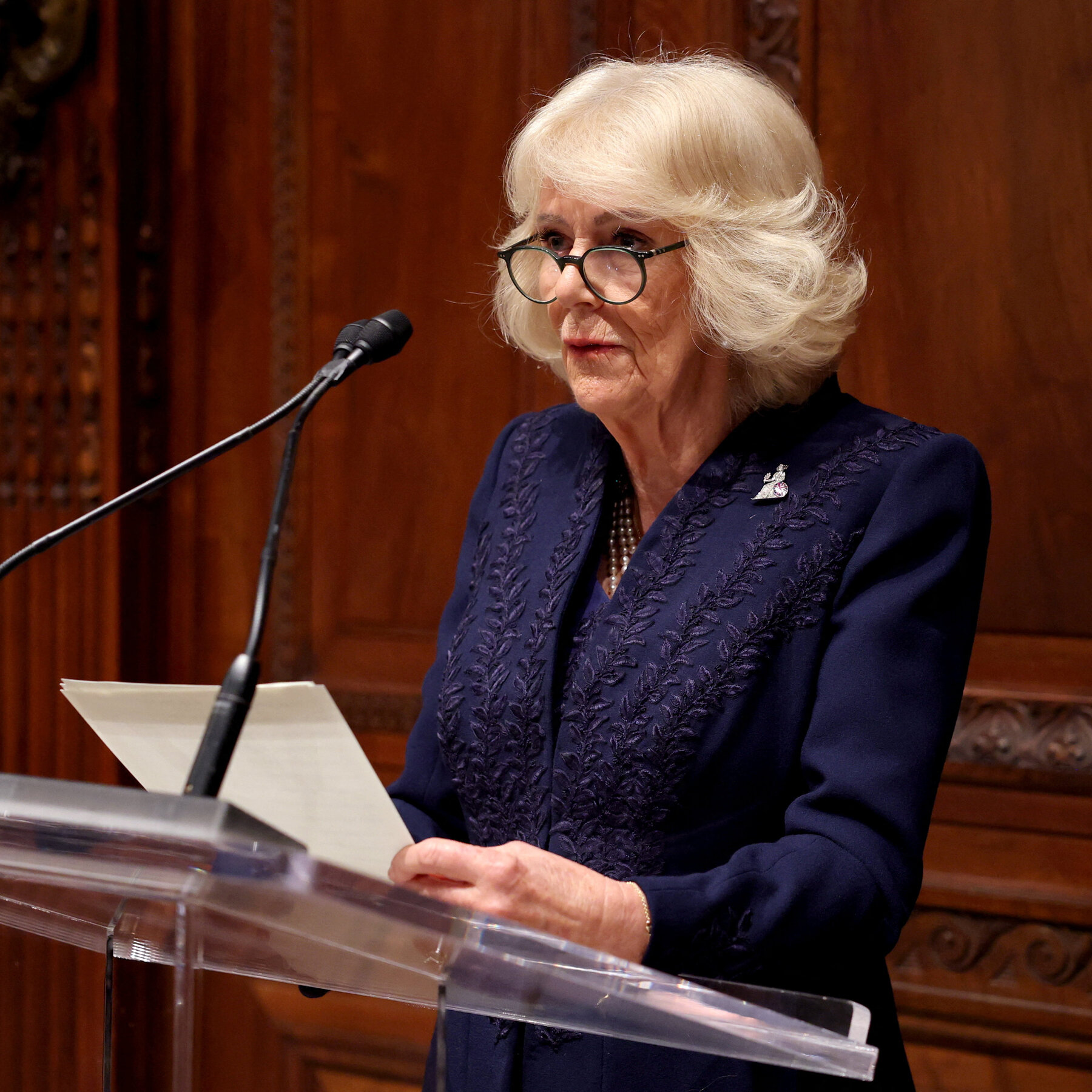 The queen visits N.Y.’s library to spend time with the original Winnie-the-Pooh.