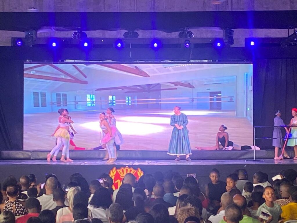 Soixante ans d’excellence : l’Institut de Danse Lynn Williams Rouzier séduit avec le ballet-comédie Cendrillon ——