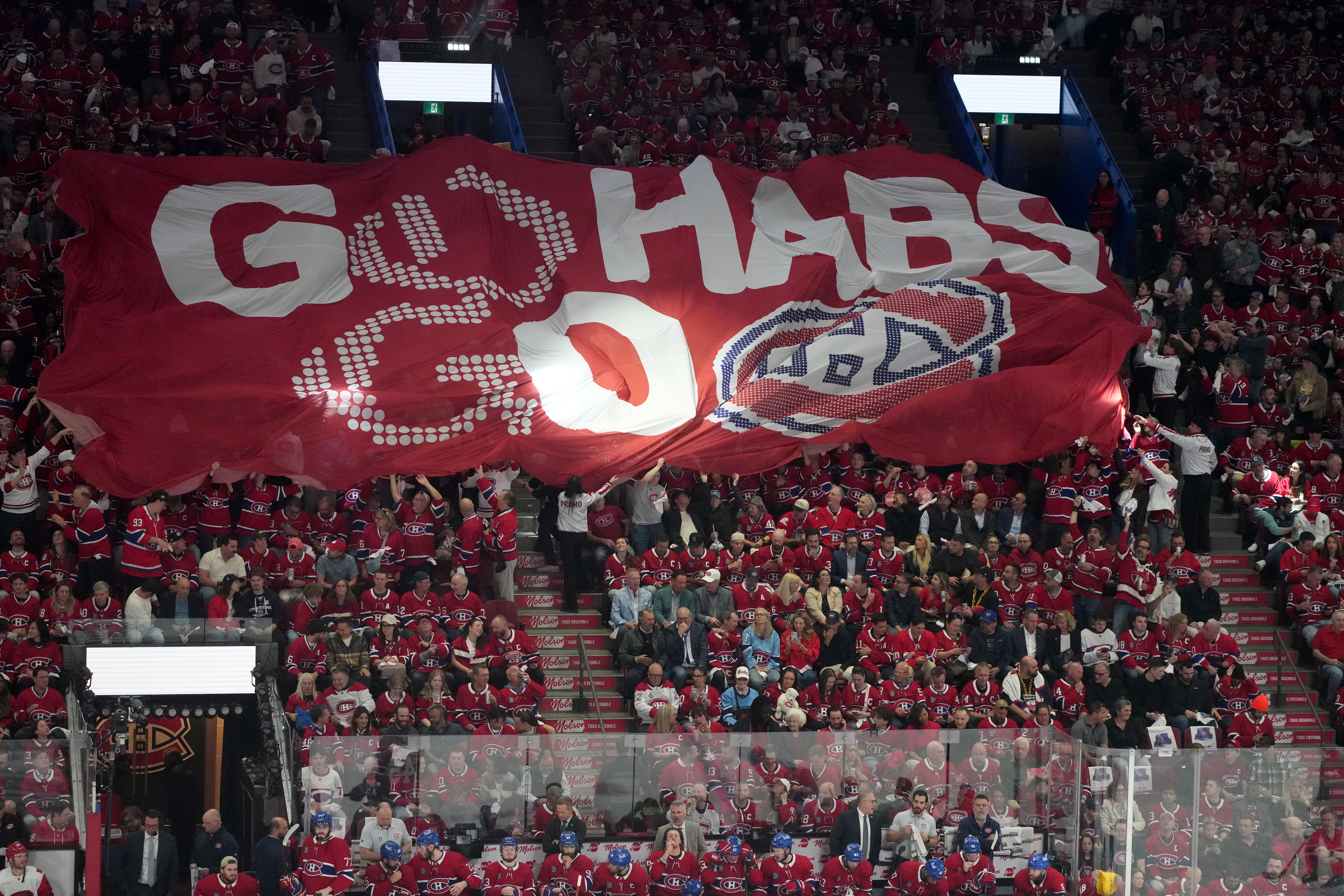 Montreal fans briefly carry U.S. anthem after mic fails before Canadiens playoff game