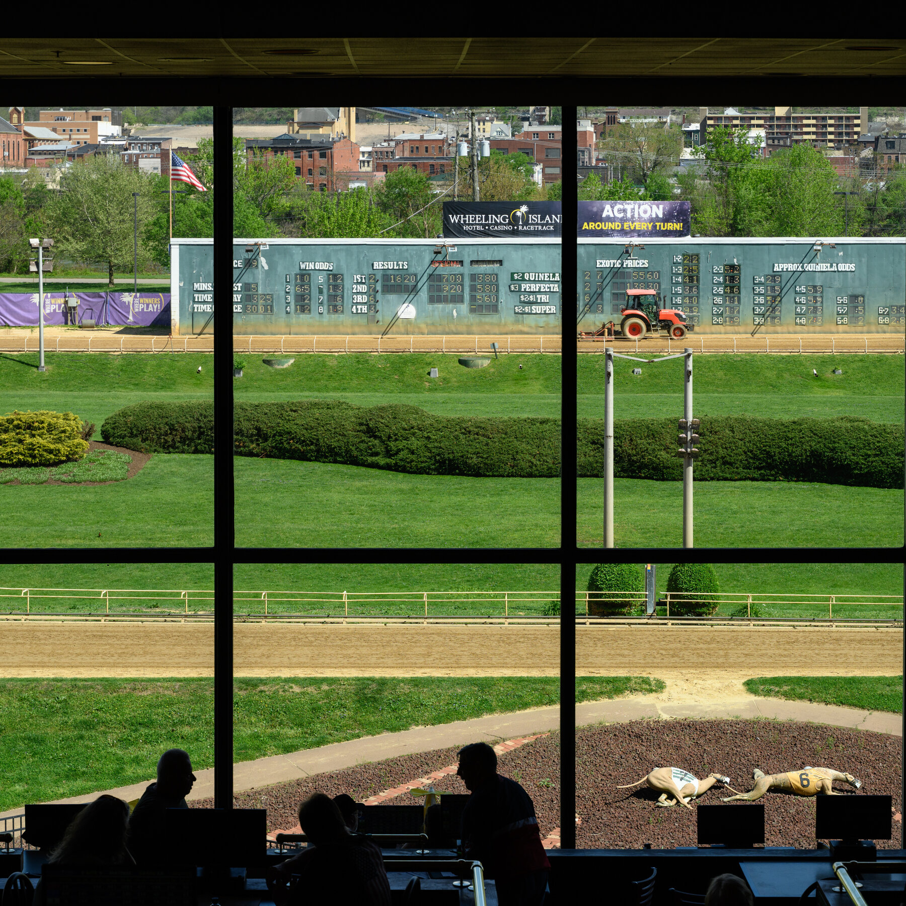 In a Quiet Corner of America, Greyhound Racing Hangs On. For Now.