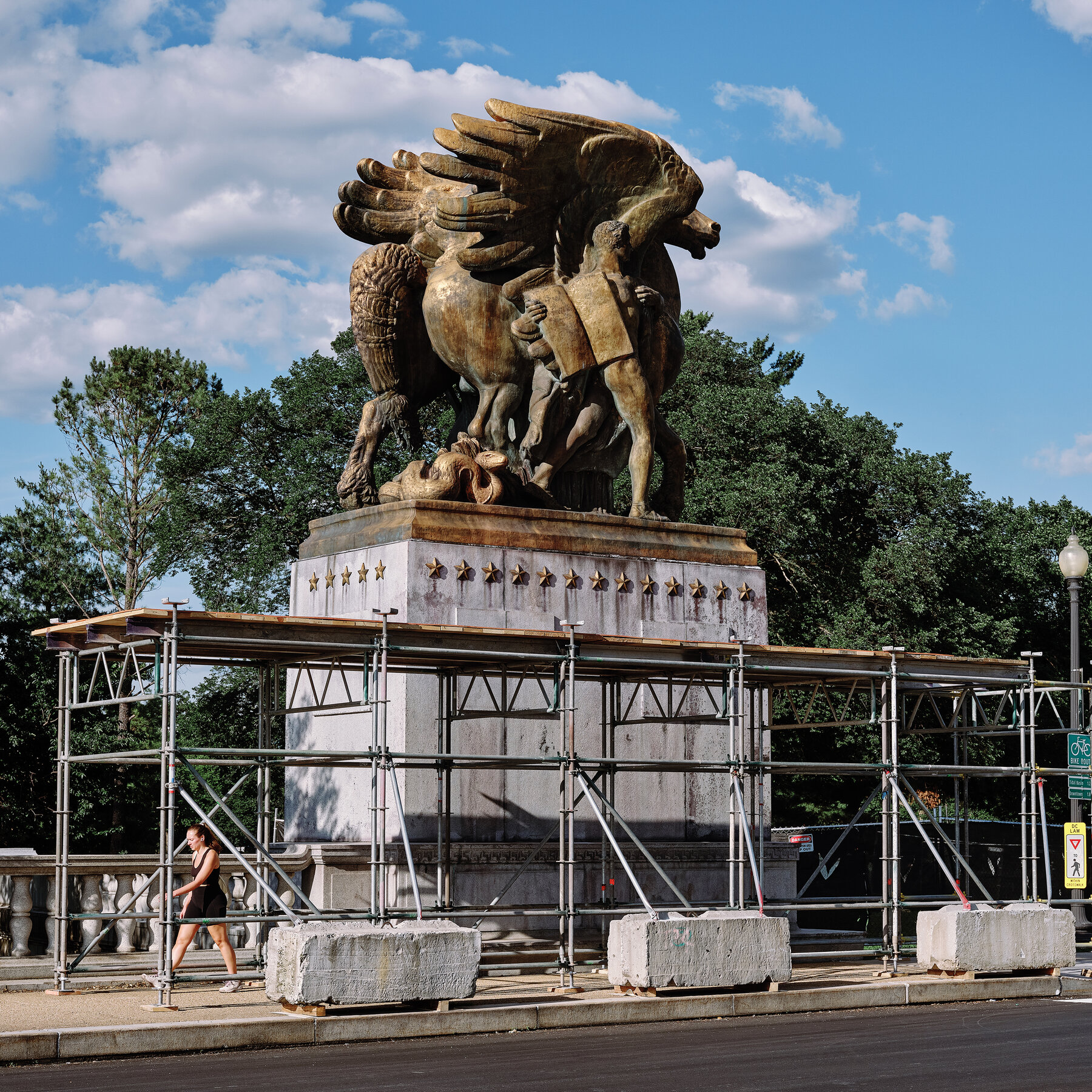 Park Service Awards No-Bid Contract to Cover Bridge Statues in Gold